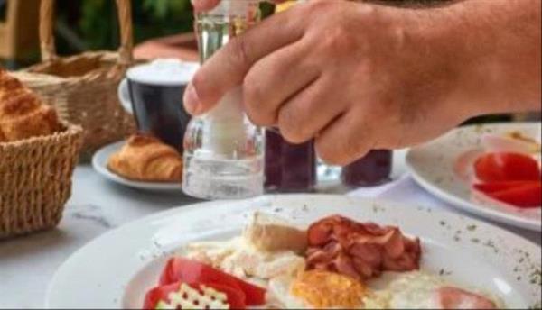 لو بتحس بالتعب بعد وجبة دسمة.. اعرف طرق الوقاية