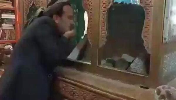 يعبد القبر من دون الله.. صورة مُذلّة لـ‘‘أستاذ جامعي’’ يتبرك بقبر ‘‘الإمام الهادي’’