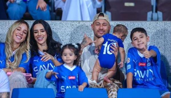 تحت أنظار نيمار وعائلته.. الهلال بطل للدوري السعودي للمرة الـ19