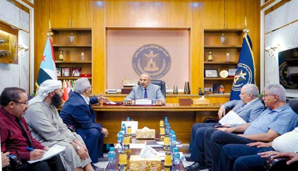 الرئيس الزُبيدي يطّلع على سير العمل في الهيئة العليا للأدوية والمستلزمات الطبية
