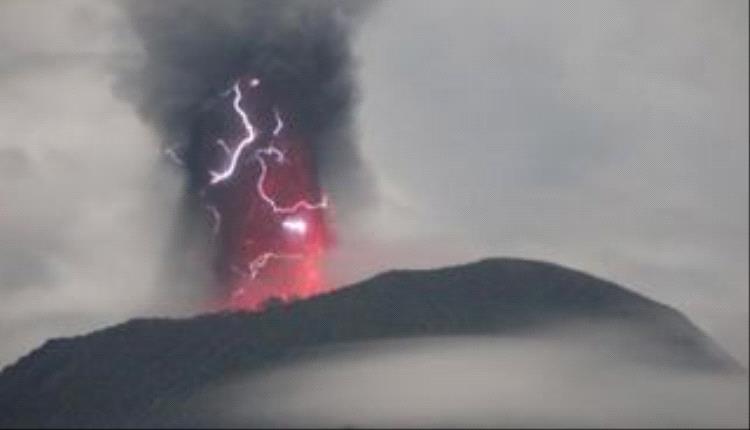 لغز البرق الأرجواني.. مشاهد مذهلة لثوران بركان إيبو (صور)