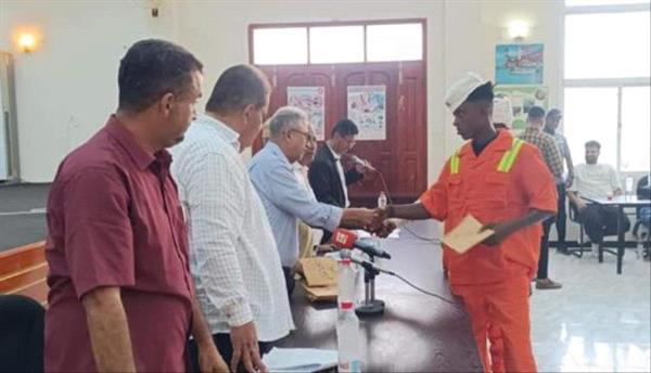 تكريم 300 من العاملين في صندوق النظافة بعدن