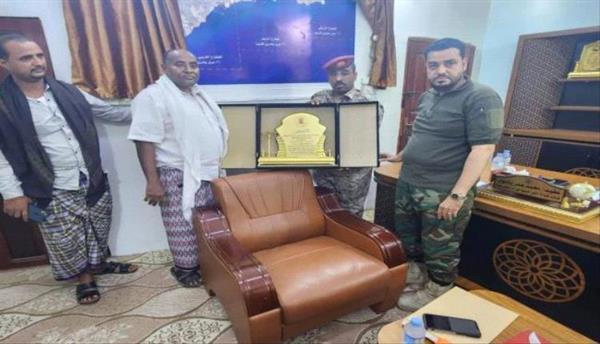 قائد خفر السواحل بحضرموت يتسلّم درع الشكر والتقدير من السلطة المحلية بسقطرى
