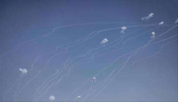وسائل إعلام عبرية: إطلاق أكثر من 50 صاروخا من جنوب لبنان باتجاه شمال إسرائيل