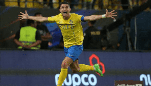 موقف رائع لرونالدو مع عمال الملعب عقب نهاية مباراة النصر والاتحاد