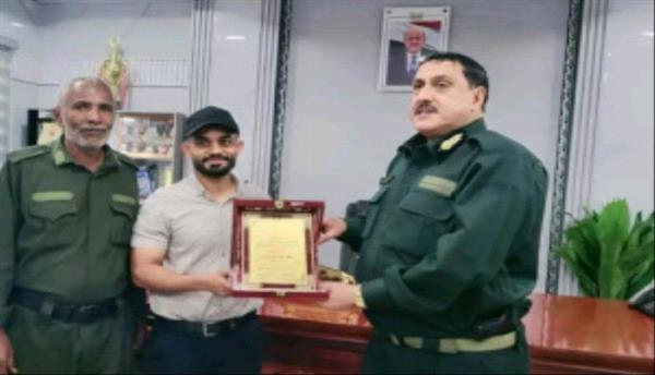 مدير أمن العاصمة عدن يُكرّم مدير عام مديرية صيرة بدرع الشكر والتقدير

