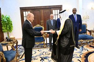 رئيس مجلس القيادة يتسلم في عدن اوراق اعتماد سفير مملكة البحرين
