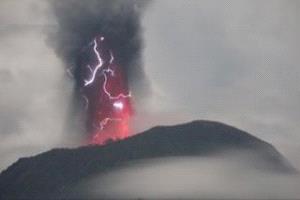لغز البرق الأرجواني.. مشاهد مذهلة لثوران بركان إيبو (صور)