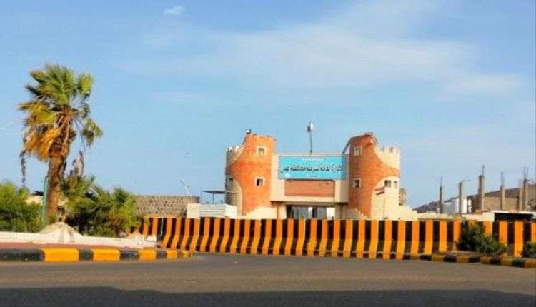 شرطة البريقة توقف متهماً بإقلاق السكينة بحوزته سلاح ومسدس ذخيرة