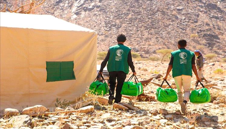 مركز الملك سلمان للإغاثة يوزع 600 حقيبة شتوية في محافظة شبوة
