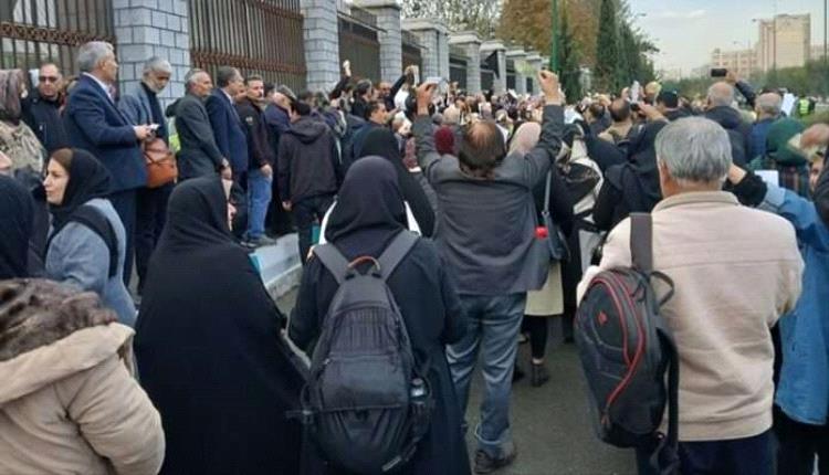 إيران على صفيح ساخن: الغضب الشعبي يتصاعد بسبب الأزمات الاقتصادية