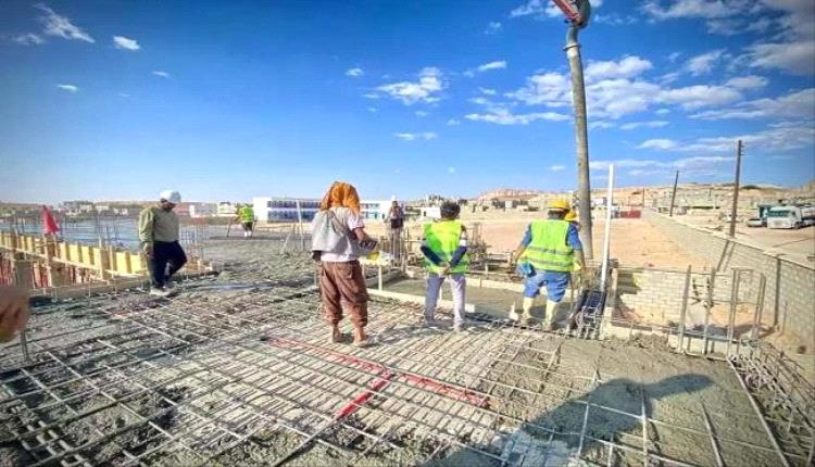 تواصل الأعمال الإنشائية في روضة الأطفال في عتق بتمويل إماراتي