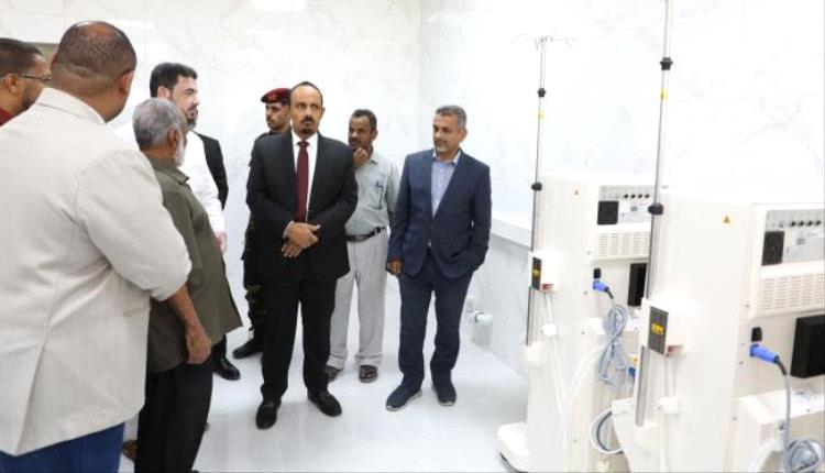 محافظ حضرموت يدشن مشروع تأهيل مركز الكلية الصناعية بالمكلا وتسليم أجهزة غسيل حديثة ومحاليل الاستصفاء الدموي
