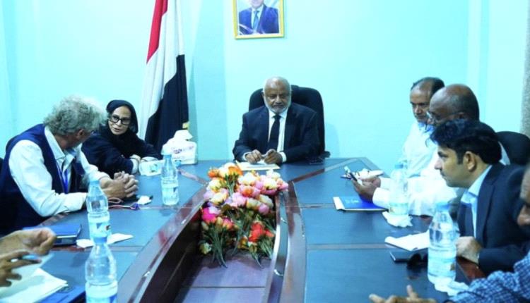 محافظ الحديدة يبحث مع نائب ممثل برنامج الغذاء العالمي تكثيف التدخلات الإنسانية بالمحافظة
