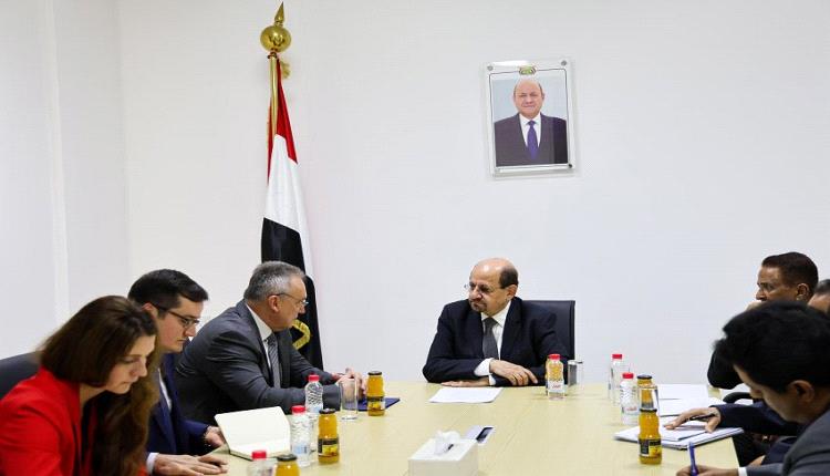 وزير الخارجية اليمني يبحث تعزيز العلاقات مع روسيا في عدن
