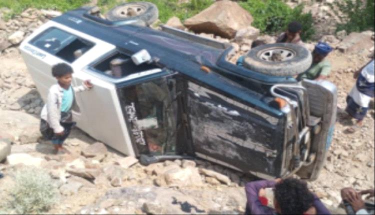 معاناة المواطنين في مناطق المسيمير بلحج بسبب السيول وانقطاع الطرقات
