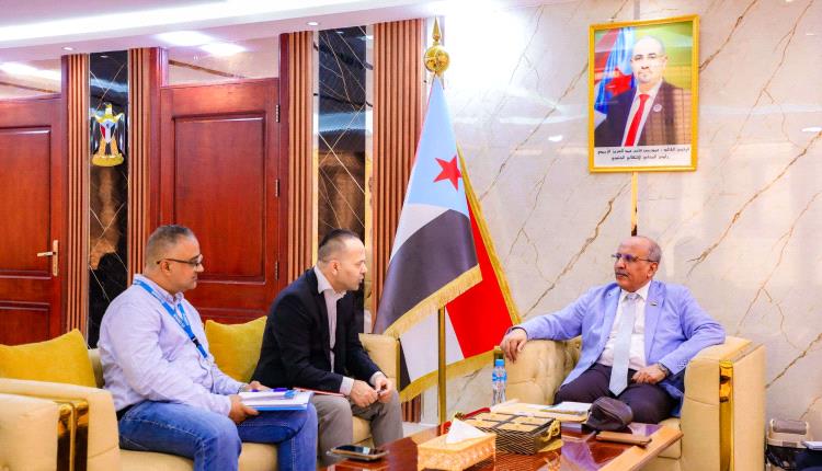 الكثيري يبحث مع رئيس مكتب مفوضية شؤون اللاجئين الحلول الممكنة لمشكلتي النزوح واللجوء
