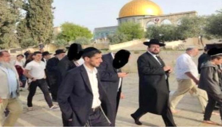 عشرات المستوطنين يقتحمون باحات الأقصى