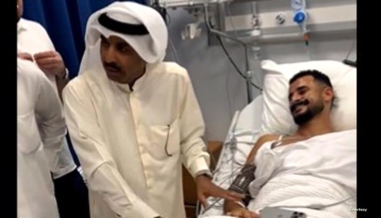 "نفوز شوية".. ممثل كويتي يمازح أيمن حسين خلال زيارته بالمستشفى

