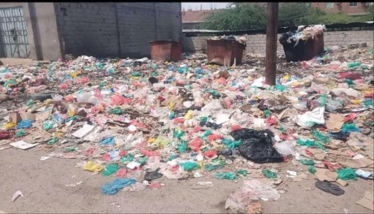 خطيب جمعة في أبين يهاجم مسؤولين على خلفية نظافة أحد الشوارع
