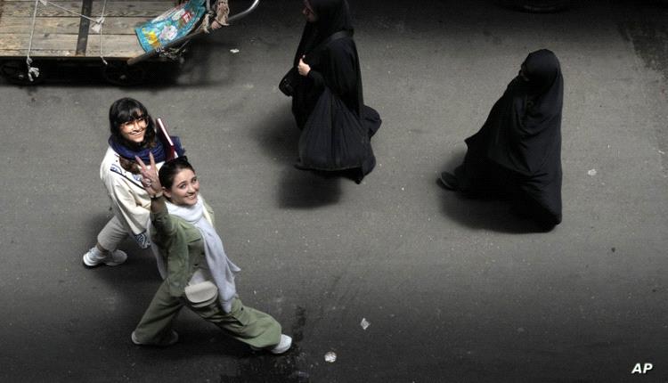 "إرث أميني".. إيرانيات يتحدين السلطات بلا حجاب
