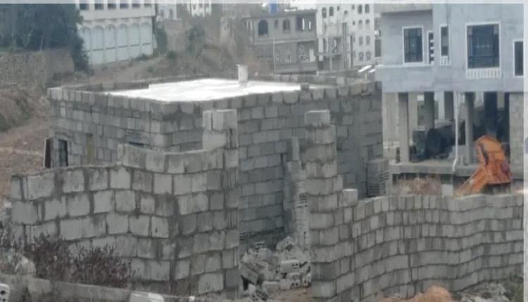 عصابة تسطو على أرضية مغترب بحماية المليشيات الحوثية