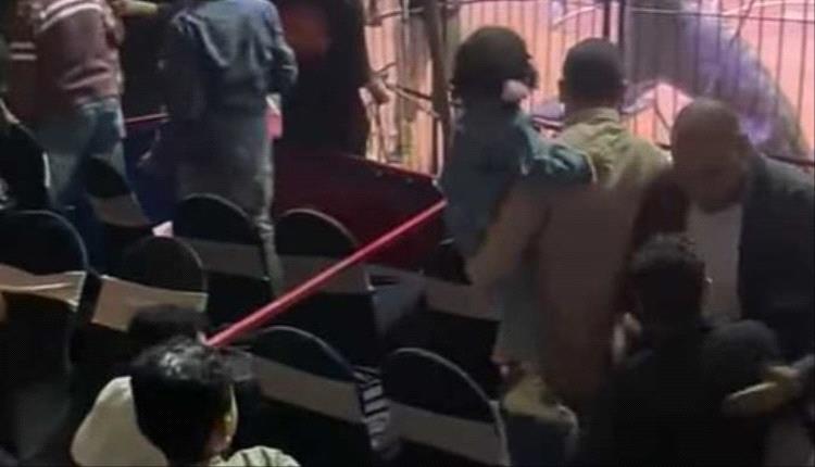 في مشهد مرعب.. أسد يهاجم عاملًا في سيرك مصري