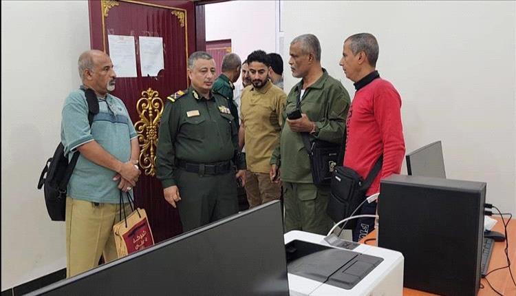 اللواء سند جميل يطّلع على انتظام العمل في مركزي أحوال المنصورة والبريقة بعدن عقب إجازة عيد الفطر
