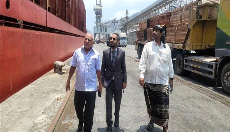 مدير عام فرع هيئة النقل بعدن يزور ميناء المعلا
 