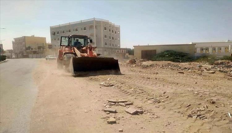 بتوجيهات المحافظ بن الوزير .. مكتب الأشغال يبدأ أعمال ردم الأكتاف وتوسعة المنعطف الخطر في شارع الأربعين بمدينة عتق
