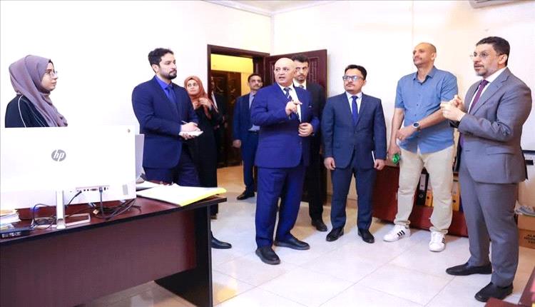 رئيس الوزراء يزور وزارة المياه والبيئة ويشيد بمستوى الالتزام بالدوام
