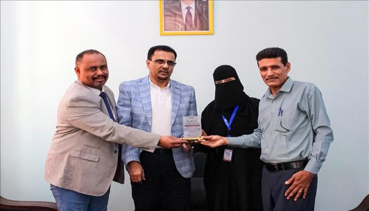 الأمين العام لمحلي حضرموت يكرم مدير البرنامج الوطني لمكافحة الإيدز وفيروس الكبد والأمراض المنقولة بساحل حضرموت
