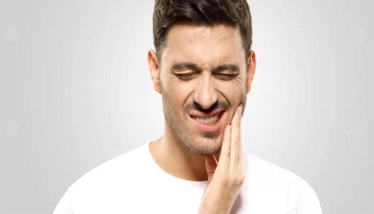 احذر المضغ بجانب واحد فقط.. الكشف عن عادة يومية تخل بتوازن فكك ومناعتك

