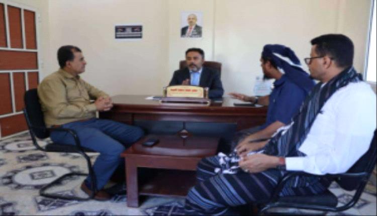 رئيس انتقالي أبين يبحث مع مدير عام خنفر الاحتياجات الخدمية للمديرية