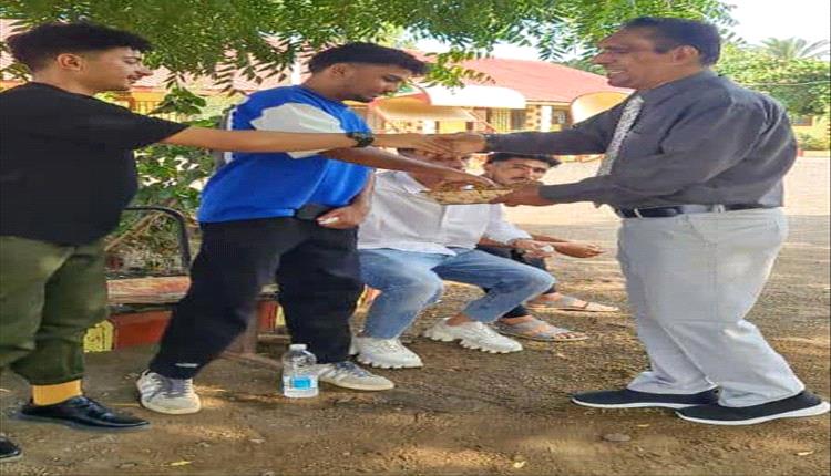 في لفتة طيبة.. عميد كلية اللغات عدن يرحب بطلابه بتوزيع شوكولاتة العيد
