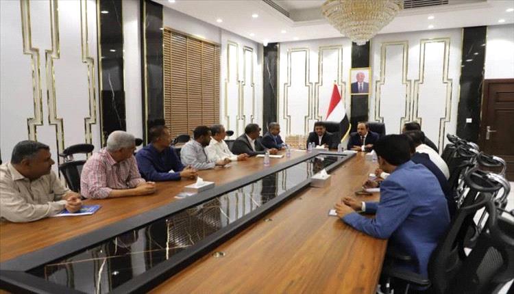 محافظ حضرموت يناقشان جهود استقرار تموين المحافظة بالمشتقات النفطية ومخزون الغاز
