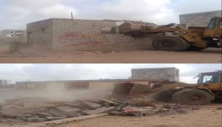 
وحدة حماية الأراضي تنفذ عملية إزالة لبناء عشوائي في منطقة المدارة بالعاصمة عدن