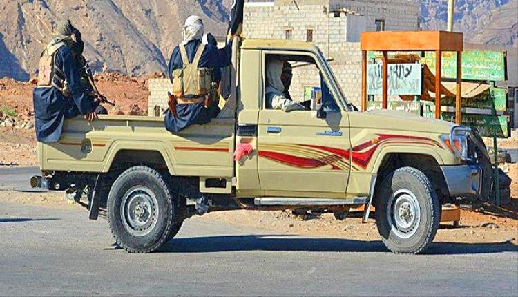 الحكومة تتهم الحوثيين بإطلاق قيادات من "القاعدة" وتطالب بتصنيف الجماعة كمنظمة إرهابية