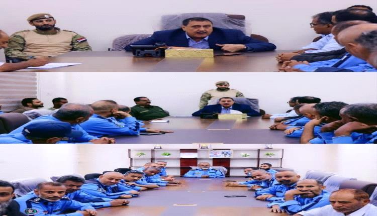 مدير أمن عدن يترأس اجتماعًا هامًا في إدارة شرطة المرور
