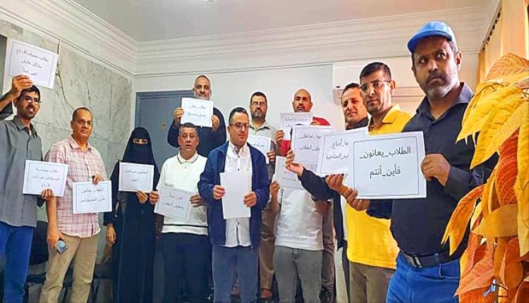 الطلاب اليمنيون في الخارج يناشدون القيادة بسرعة صرف مستحقاتهم المتأخرة