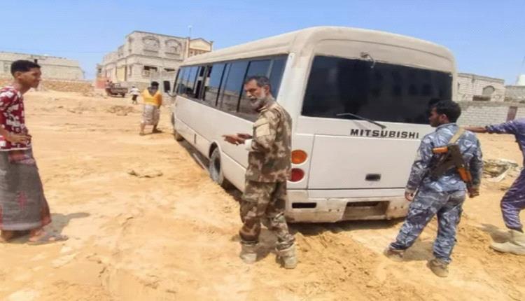 مدير أمن الشحر يتفقد مواقع مجاري السيول في المدينة
