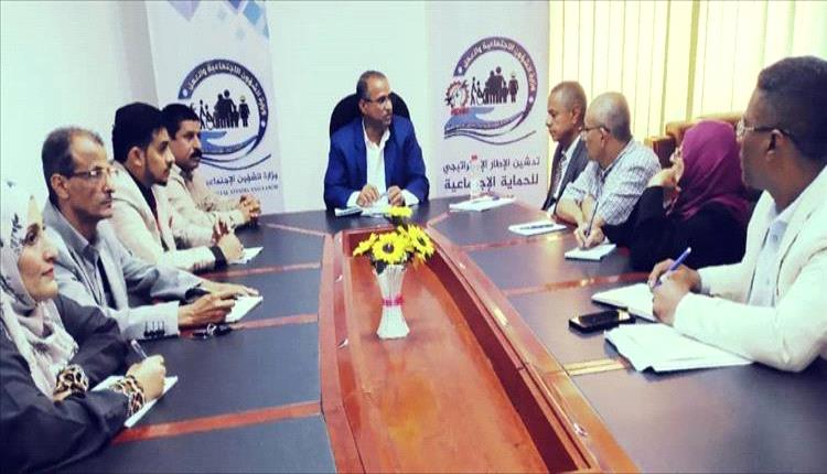 وزير الشؤون الاجتماعية والعمل يعقد اجتماعاً مع وكلاء القطاعات لبحث قضايا العمل
