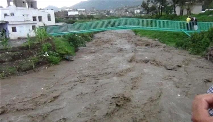 وفاة أسرة بأكملها بفعل سيول الأمطار في إب
