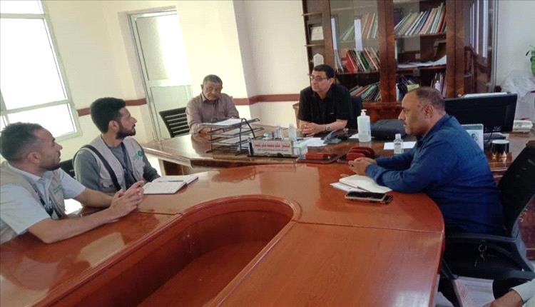 مدير عام مكتب الصحة بلحج يلتقي بوفد منظمة العون المباشر ويناقش معها مشروع بناء مركز التغذية بالمحافظة
