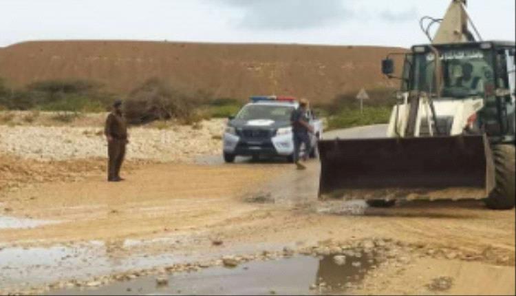 استمرار جهود فتح الطرق المتضررة جراء الحالة الجوية بالديس الشرقية


