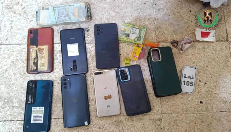 عدن.. حزام المنصورة يوقع متهم بسرقات الهواتف النقالة.. صورة
