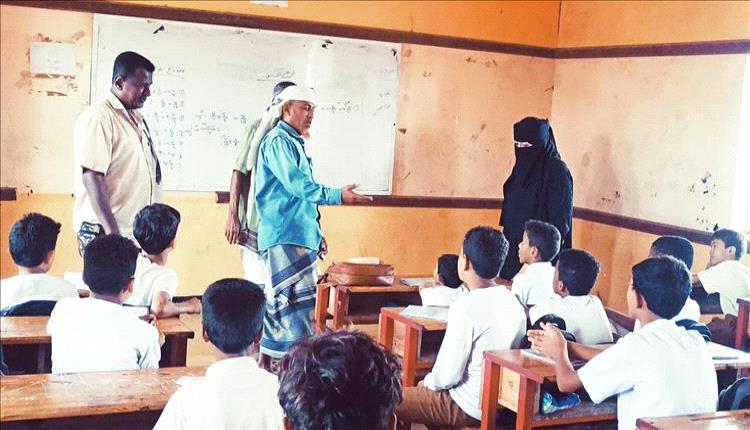 مديرة إدارة التعليم بانتقالي أبين تتفقد سير العملية التعليمية في مدارس زنجبار
