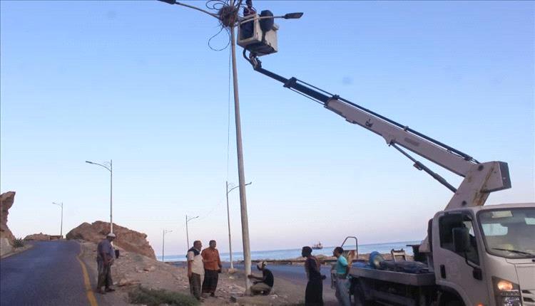 مدير عام بروم ميفع يتفقد أعمال إعادة تشغيل إنارة الشارع العام بمدينة بروم
