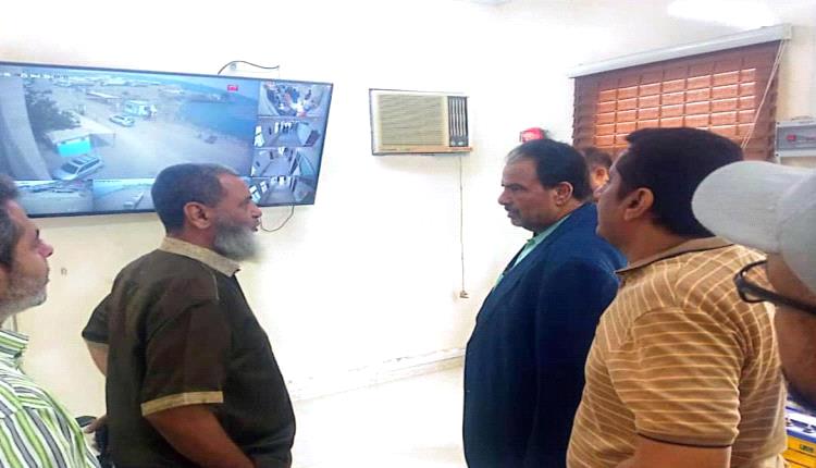 مدير شركة النفط بعدن يؤكد على أهمية منشأة البريقة ودور عمالها
