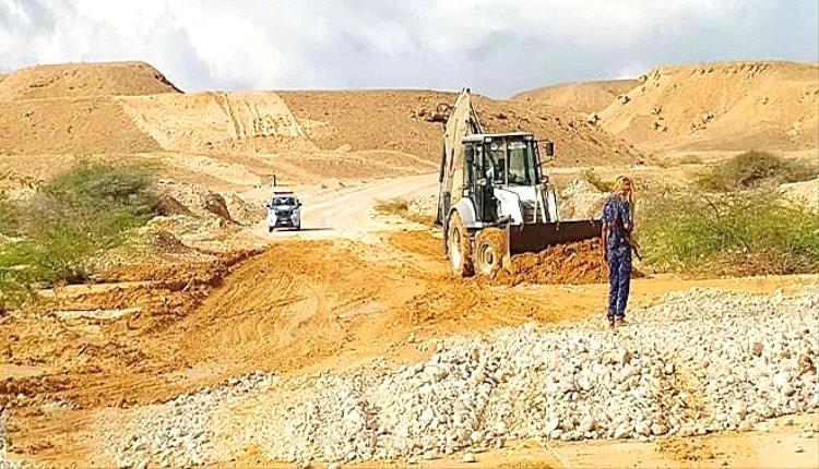 استمرار جهود فتح الطرق المتضررة من الأمطار في الديس الشرقية